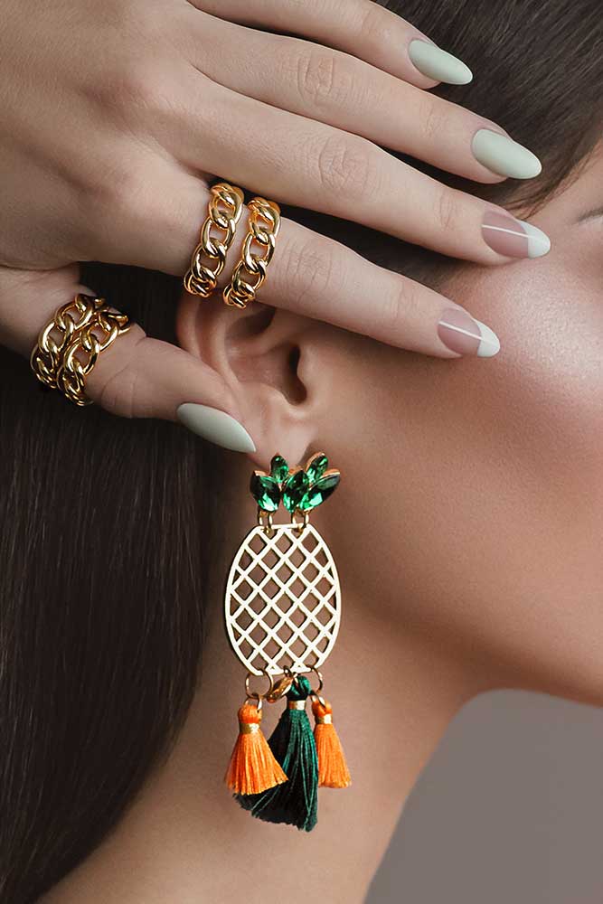 Tips on How to Wear Statement Jewelry Pearlory